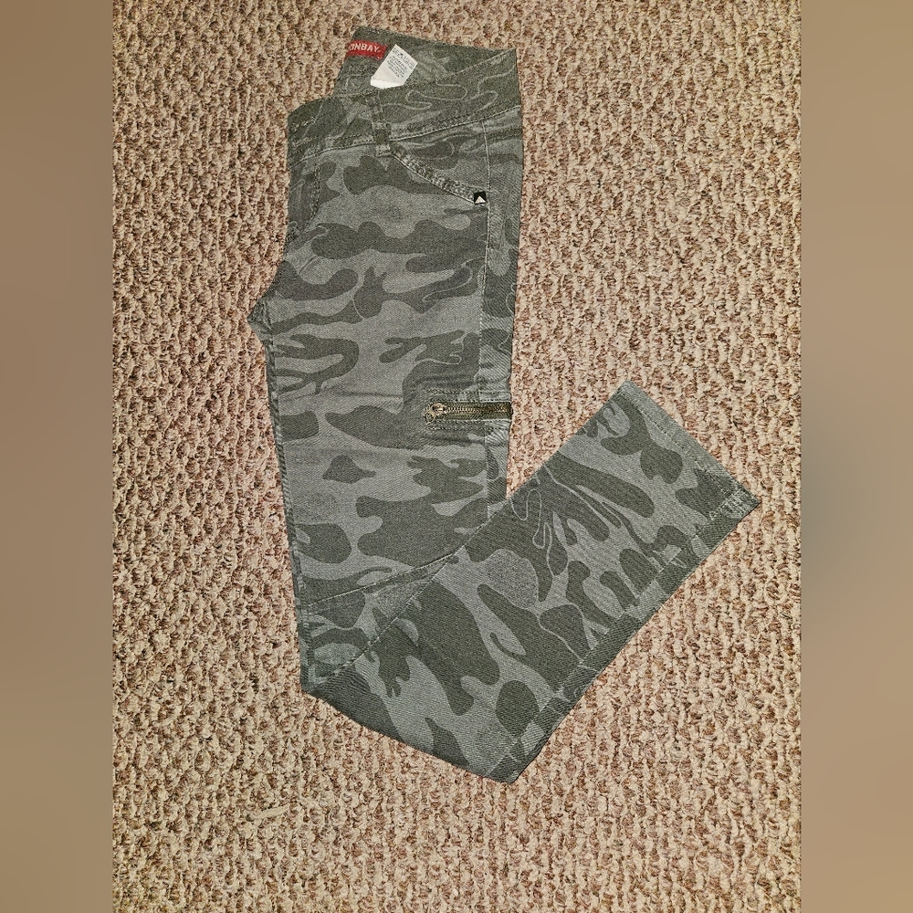 UNIONBAY Women's Dark Green Camouflage Cargo Pants